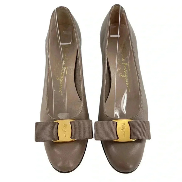 Salvatore Feragamo heels 5.5 AA taupe Italian leather old money vintage 80s 90s